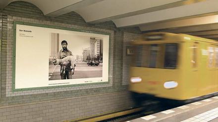 Denkanstöße im U-Bahnhof. Hier das Bild „Der Nomade“ des Berliner Porträtfotografen und Regisseurs Olaf Heine. Die Fotos zum Lette-Jubiläum sind noch bis Ende Dezember im Untergrund des Schöneberger Viktoria-Luise-Platzes zu sehen. 