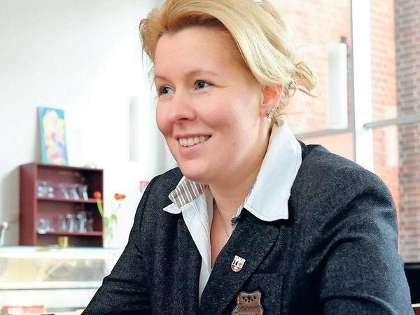 Franziska Giffey ist seit April 2015 Bürgermeisterin des Bezirks Neukölln. Zuvor war die Diplom-Verwaltungswirtin viereinhalb Jahre Stadträtin für Bildung, Schule, Kultur und Sport. 