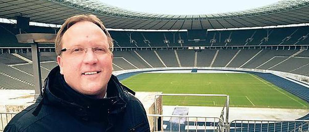 Herz aus Gras. Rohwedder, 41, ist seit Herbst Stadionchef. Der gebürtige Niedersachse wohnte in den 90ern im Bergmannkiez, studierte in Berlin an der FU, machte in Wolfsburg Karriere. Foto: André Görke