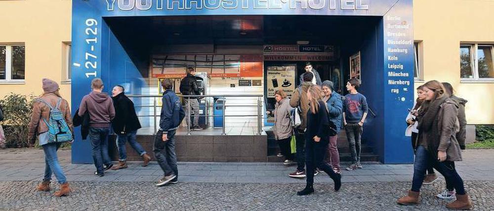 Über dem Pflaster gibt es Streit. Hostels wie das A&amp;O in der Köpenicker Straße in Mitte sind bei Touristen beliebter als bei Anwohnern. 