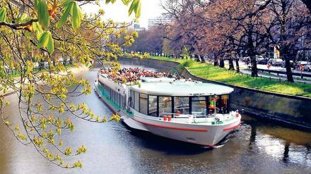 Im Frühjahr sind die Bootstouren auf dem Landwehrkanal beliebt bei Touristen und Berlinern. Unter Wasser findet sich aber so manches Hindernis. 
