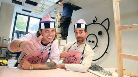 Schwein gehabt. Jakob Haupt (links) und David Roth, die Blogger von „Dandy Diary“, wollen am Samstag ihr veganes Fastfood-Restaurant eröffnen. 