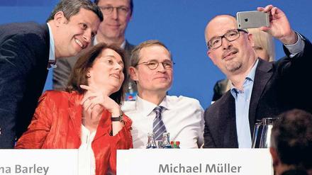 Abschiedsselfie. Kurz bevor der SPD-Parteitag Michael Müller zum neuen Landeschef wählte, bat Noch-Amtsinhaber Jan Stöß zum Gruppenbild. Mit drauf wollten auch Fraktionschef Raed Saleh und Katarina Barley, Generalsekretärin der Bundes-SPD. 
