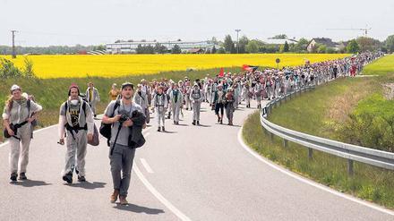 Langer Marsch. Aktivisten des Bündnisses „Ende Gelände“ am Sonnabend auf dem Weg zum Vattenfall-Kraftwerk in Welzow. 