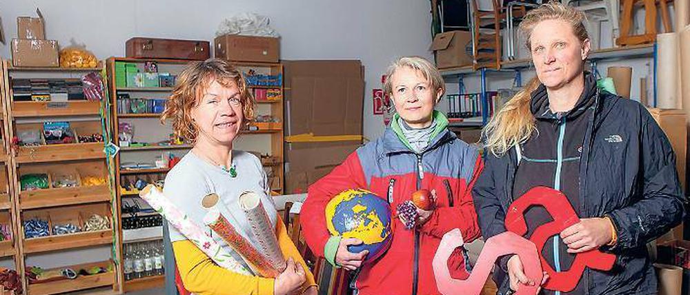 Alles da. Corinna Vosse (l.) und Frauke Hehl (r.) im Materiallager in Pankow. Derzeit werden sie unterstützt von der Bundesfreiwilligendienstleistenden Agnes Duda. 