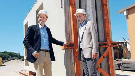 Sozialsenator Mario Czaja (CDU) und Klebl-Werkleiter Gerhard Nopp - bald werden zwischen den Wänden im Hintergrund die ersten Flüchtlinge wohnen.