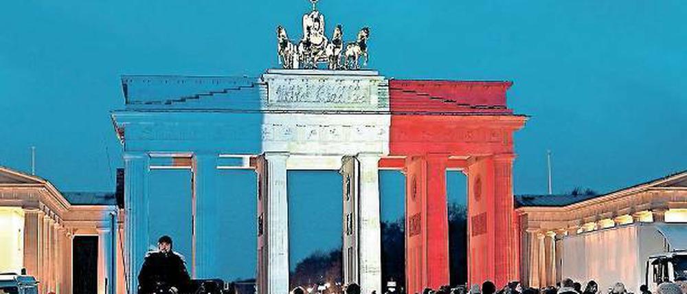 Farbige Solidarität. So gedachte Berlin der Opfer von Paris. Nach Orlando herrscht hingegen Dunkelheit. 