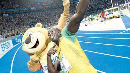 Wir sind die Schnellsten. Usain Bolt posiert auf der Leichtathletik-WM 2009 mit Maskottchen Berlino. 