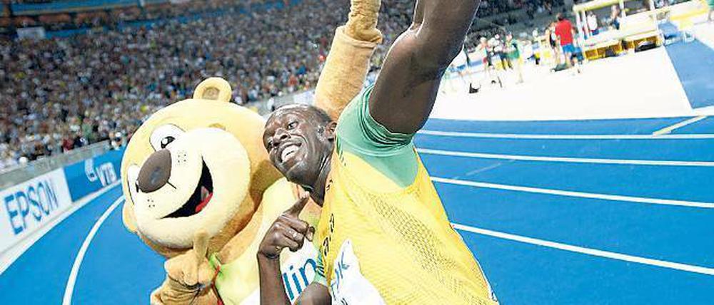Wir sind die Schnellsten. Usain Bolt posiert auf der Leichtathletik-WM 2009 mit Maskottchen Berlino. 
