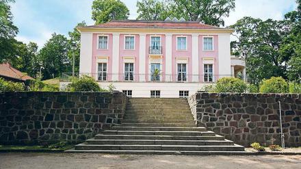 Rückzugsort. Zwischen 2001 und 2007 wurde Schloss Freienwalde aufwendig restauriert. Es gilt als Kleinod preußischer Landbaukunst des Klassizismus – hat aber seit Jahren mit geringen Besucherzahlen und hohen Unterhaltungskosten zu kämpfen. 