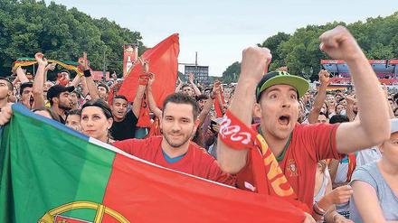 Portugiesische Fans auf der Fanmeile. 