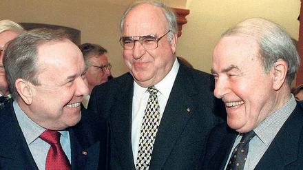 Alfred Dregger (r.) mit seinem CDU-Kollegen Walter Wallmann (l.) und Bundeskanzler Helmut Kohl