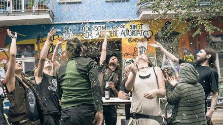 Konfettiregen. In der Rigaer Straße wird auch gefeiert. Foto: Imago/Zuma Press