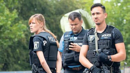 Im Einsatz, um Leben zu retten. Der Berliner Polizei mangelt es offensichtlich an grundlegender Ausrüstung, um erfolgreich zu arbeiten. 