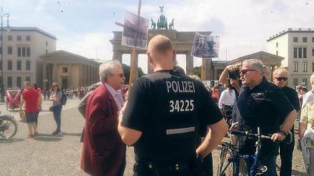 Grenzfragen. Vor dem Brandenburger Tor blieb es am Tag des Gedenkens an den Mauerbau bei verbalen Auseinandersetzungen, die Polizei musste nicht einschreiten.