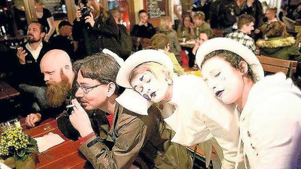 Ohne Worte. Mit dem Einsatz von Pantomimen warb das Bezirksamt Friedrichshain-Kreuzberg im vergangenen Jahr für Ruhe in den Partyvierteln. 