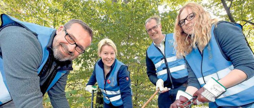 Neukölln macht sich schön. Bezirkschefin Franziska Giffey und Kollegen putzten den Volkspark Hasenheide. 