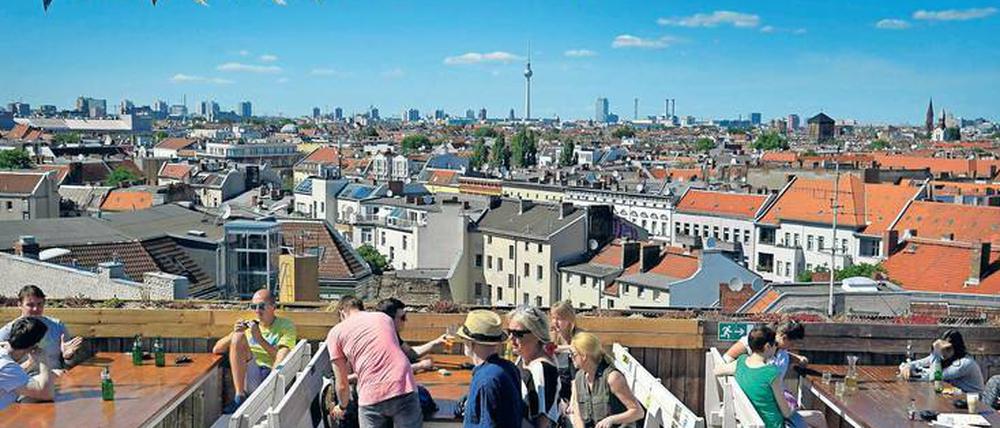 Berliner Mischung. Garten mit Aussicht, Hipster-Treff, Clubatmosphäre, Kinderspielplatz: Der Klunkerkranich auf dem Dach der Neukölln Arcaden.