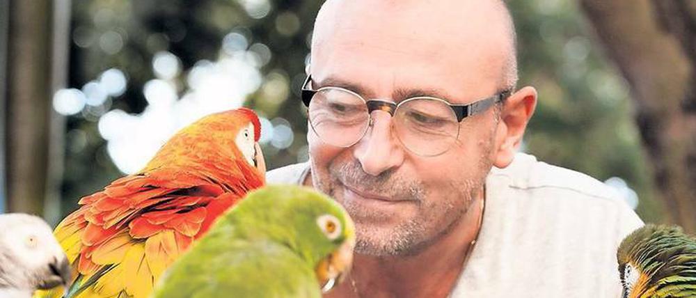 Wenn Alberto Nebiolo durch Kreuzberg radelt, sind seine Papageien oft mit dabei. Meist ist der Böcklerpark das Ziel. 