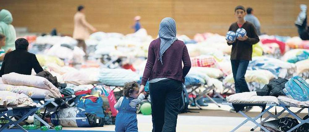 Flüchtlinge in Berliner Turnhallen. 