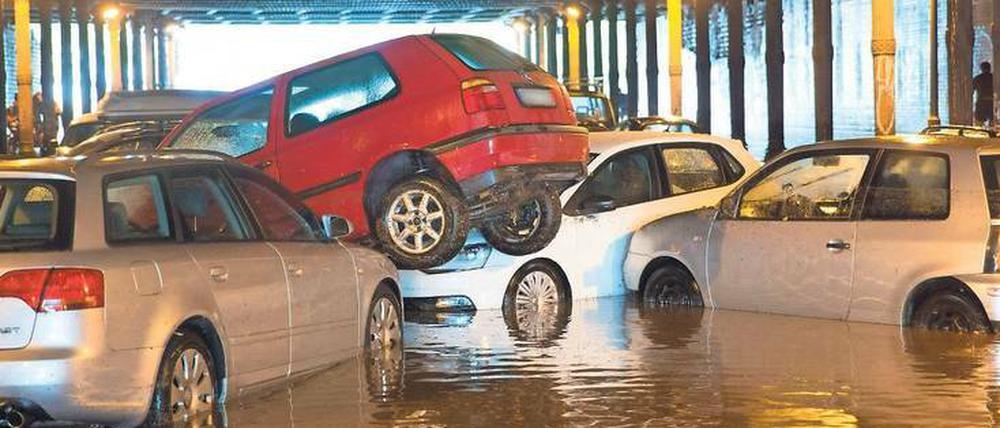 Drüber und drunter. Beim Starkregen vom 27. Juli wurden zahlreiche Autos in den Gleim-Tunnel geschwemmt.