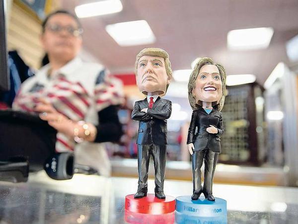 Locker bleiben. Clinton und Trump als Wackelfiguren, entdeckt in Washington.