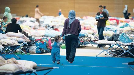 Kindheit in der Massenunterkunft. Vor allem in Turnhallen ist die Situation von Flüchtlingen extrem unbefriedigend. 