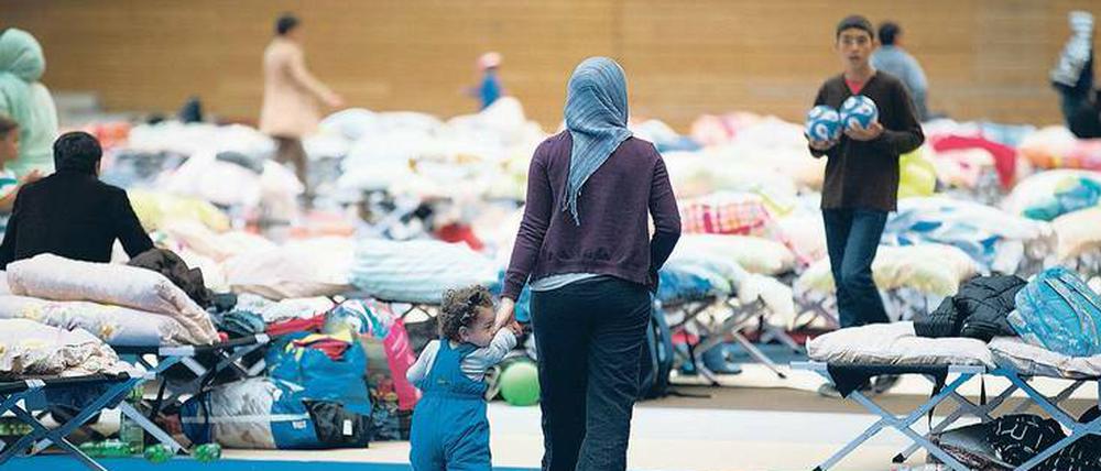 Kindheit in der Massenunterkunft. Vor allem in Turnhallen ist die Situation von Flüchtlingen extrem unbefriedigend. 