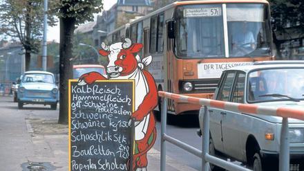 Weißensee, 1990. Ein Ikarus-Bus in der Berliner Allee. Links auf dem Schild wirbt der Fleischer für Paprikaschoten. 