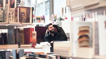 Sinan Simseks Buchladen im Neuen Kreuzberger Zentrum quillt vor Büchern fast über, doch leider ist die Leserquote in der Gegend nicht sehr hoch.
