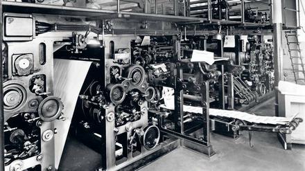 Auf diesem Foto aus den 1950er Jahren läuft sie noch, die alte Rotationsmaschine des Spandauer Volksblatts in der Neuendorfer Straße 101 in Spandau. Später wurde sie modernisiert, das Ende war aber unausweichlich.