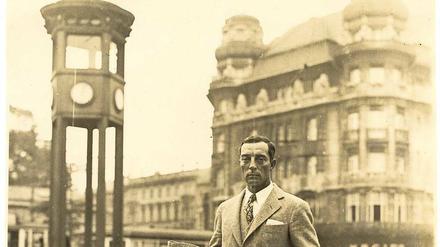 Bei seinem Berlin-Besuch 1930 ließ sich Buster Keaton bereitwillig auf dem Potsdamer Platz fotografieren. 