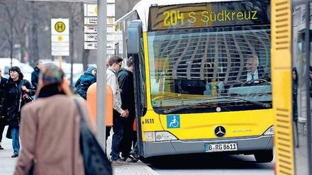Die BVG hat gut 2900 Busfahrer. Davon fallen derzeit 80 wegen Elternzeit oder Krankheit aus, 431 arbeiteten in Teilzeit.