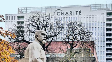 Das Bettenhaus der Charité in Mitte und Robert Koch gehören zu Berlin wie Elefantentor und Siegessäule. Die Universitätsklinik steht im Zentrum der Gesundheitswirtschaft.