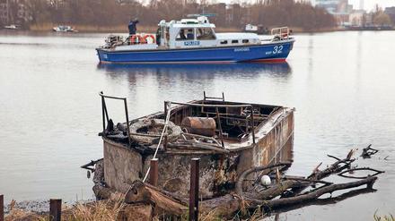 In der Rummelsburger Bucht brannten in der Nacht mehrere Boote ab. Feuerwehr und Polizei trafen erst zu spät ein, um die Brände zu löschen – vor allem wegen ihrer mangelhaften Ausstattung.