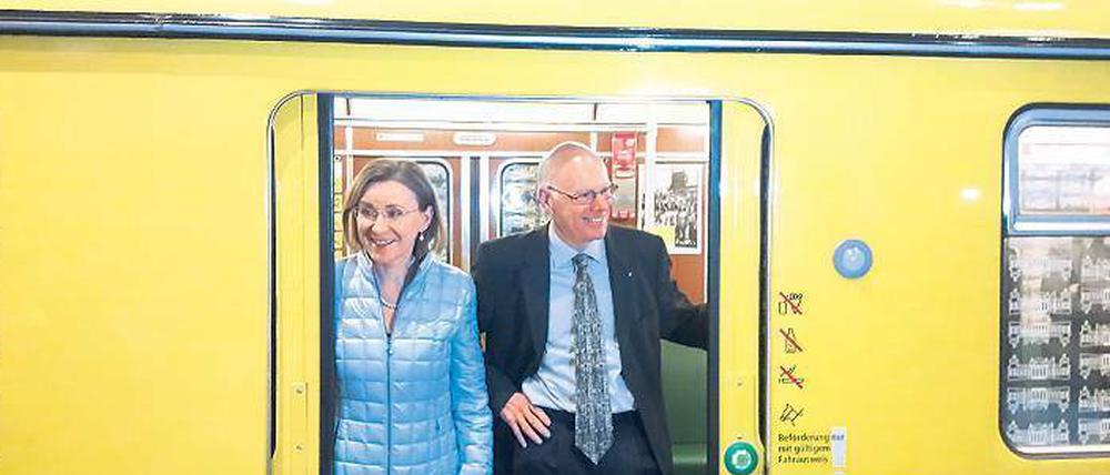 BVG-Chefin Nikutta und Bundestagspräsident Lammert fahren zusammen in der U-Bahn.