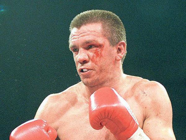 Kämpfertyp. Rocchigiani gibt auch nach harten Schlägen, wie hier bei seinem Kampf 1998 in der Berliner Max-Schmeling-Halle, nicht auf.