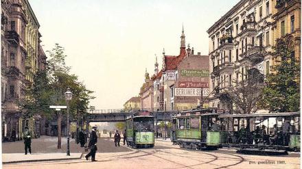 Mit der „Elektrischen“ durch die Stadt. Als 1907 diese Aufnahme der Kantstraße Ecke Joachimsthaler Straße entstand, gehörte Charlottenburg noch nicht zu Berlin. 