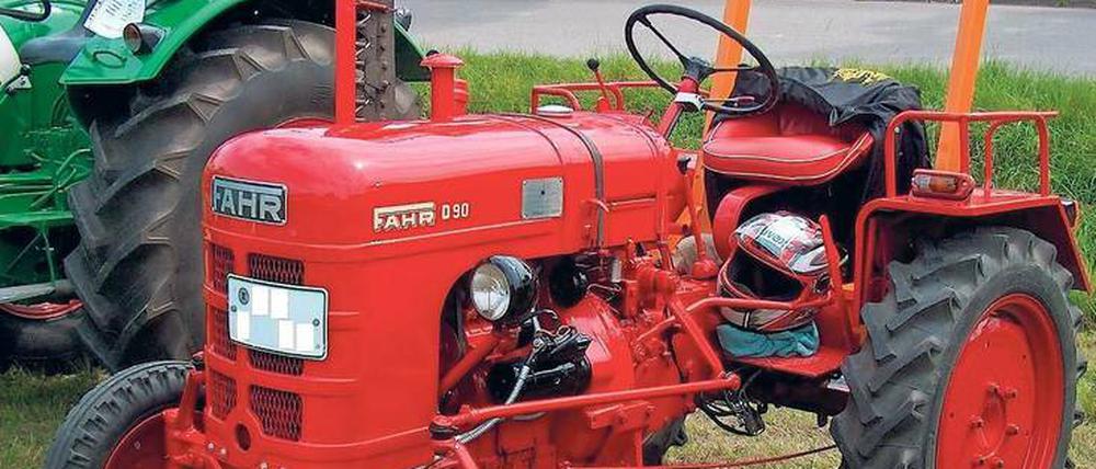 Dienstwagen. Einen Traktor wie den auf diesem Bild hat das Bezirksamt Steglitz-Zehlendorf im Fuhrpark. Das Modell D90 von 1955 war eines der letzten, die die 1870 von Johann Georg Fahr gegründete Maschinenfabrik bei Konstanz baute. 