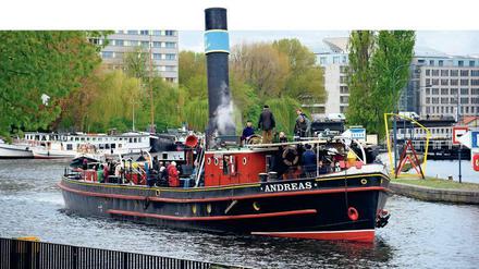 Ahoi - es geht los. Dampfer Andreas legt am Historischen Hafen in Mitte ab. 