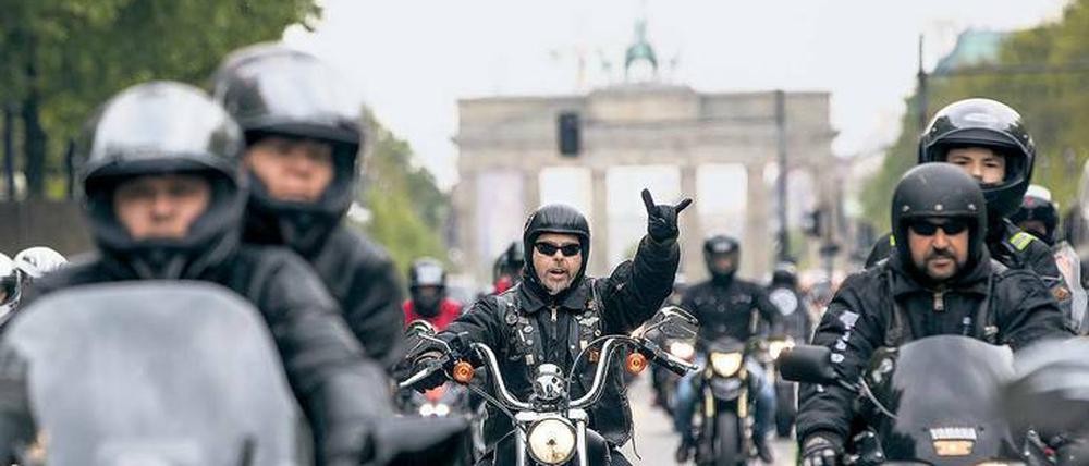 Die wollen nur fahren. Demonstrierende Biker nahe dem Brandenburger Tor.