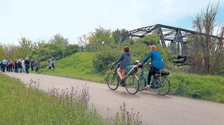 Seit 15 Jahren ist die 1906 eröffnete Späthbrücke mit Stacheldraht versperrt. Die Bürgermeister von Neukölln und Treptow wollen sie wieder öffnen – Radfahrer und Fußgänger hätten so eine neue Anbindung an den Mauerradweg. 