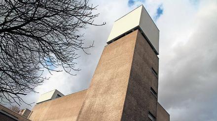 Der Galerist Johann König zeigt in der brutalistischen Architektur der St.-Agnes-Kirche in Kreuzberg zeitgenössische Kunst. 