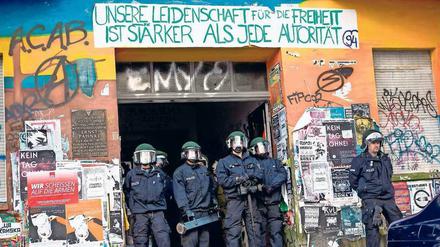Immer wieder kommt es in der Rigaer Straße in Berlin-Friedrichshain zu Streit zwischen Linksautonomen und Polizei. 
