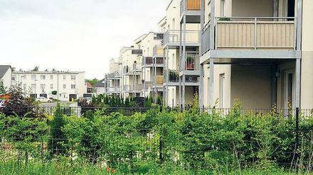 Grüne Vorgärten. Typische Neubausiedlung mit Eigentums- und Mietwohnungen an der Frankestraße in Falkensee. 