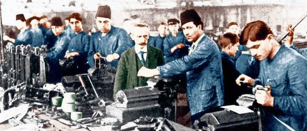 Gastarbeiter von einst. Schon im späten Kaiserreich holte sich die Berliner Industrie türkische Saisonkräfte. Foto: akg-images