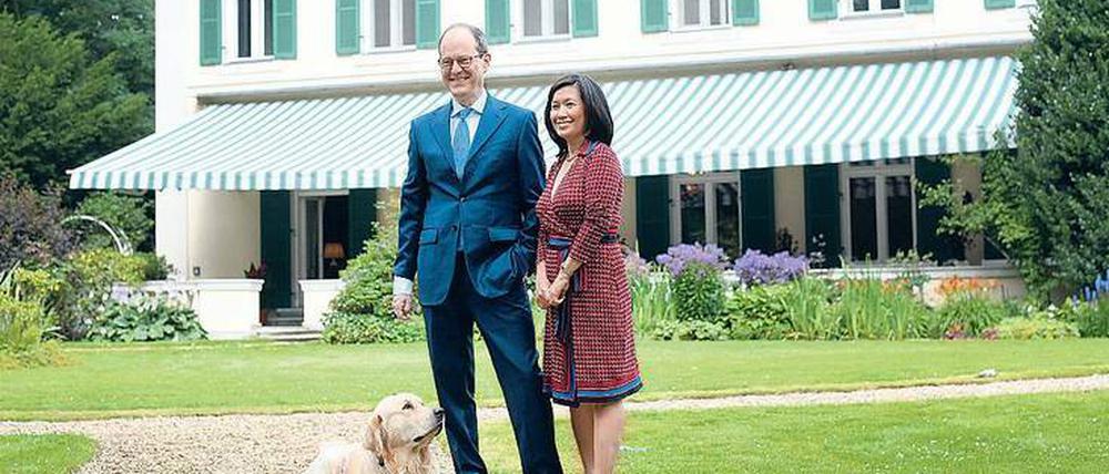 Gastgeber. Der britische Botschafter Sir Sebastian Wood, seine Frau Sirinat und Hund Albi. 