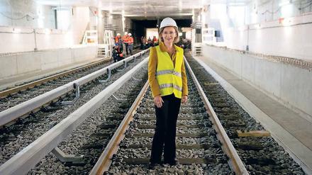 Immer schön mit Bauhelm. Auf der U 6 wird immer irgendwo gebaut, BVG-Chefin Sigrid Nikutta hat die passende Arbeitskleidung stets dabei.