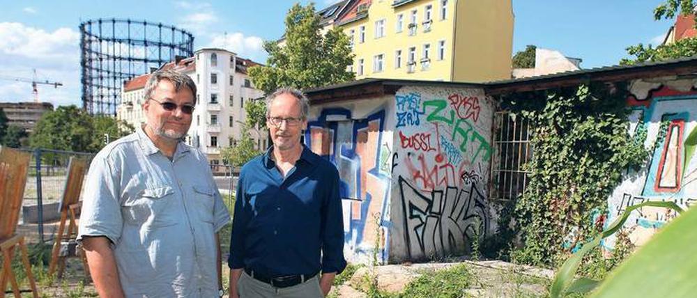 Geschichtsträchtiger Grund. Andreas Bräutigam (links) und Egon Zweigart wollen in Schöneberg einen Gedenkort für Annedore und Julius Leber einrichten. 