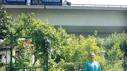 Garten mit Autobahnanschluss. Kleingärtner Ralf Vogt in der Charlottenburger Schreberkolonie unter der Rudolf-Wissell-Brücke. 